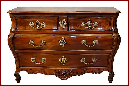 Commode de port bordelaise en acajou ronceux et ramageux richement sculpt&eacute;e Bordeaux XVIIIe si&egrave;cle